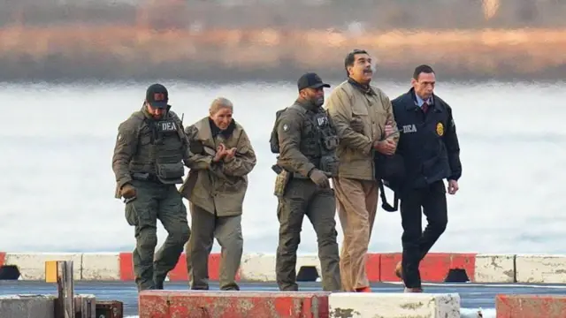 Caption- व्हेनेझुएलाचे राष्ट्राध्यक्ष आणि त्यांच्या पत्नीला हातात बेड्या घालून अमेरिकन न्यायालयात नेण्यात आलं.