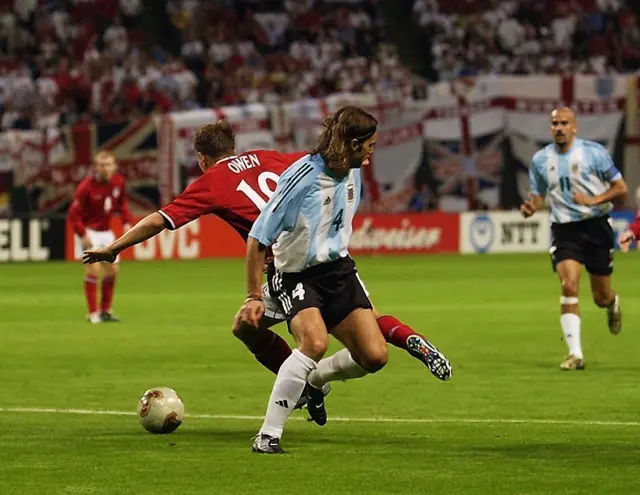 O inglês Michael Owen sofre falta cometida pelo argentino Mauricio Pochettino durante a partida do Grupo F, válida pela fase de grupos da Copa do Mundo, disputada no Sapporo Dome, em Sapporo, Japão, em 7 de junho de 2002. A Inglaterra venceu o jogo por 1 a 0.