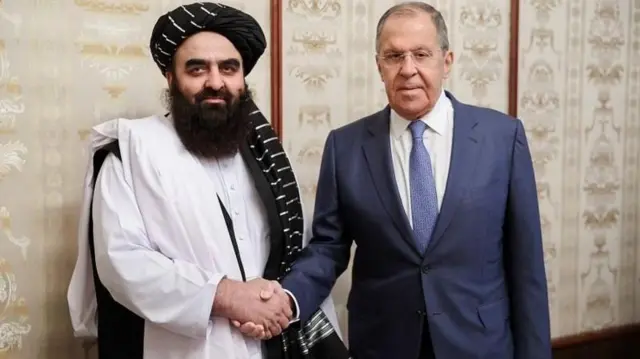 रूस के विदेश मंत्री मंत्री सर्गेई लावरोव से मुलाक़ात करते आमिर ख़ान मुत्तकी .