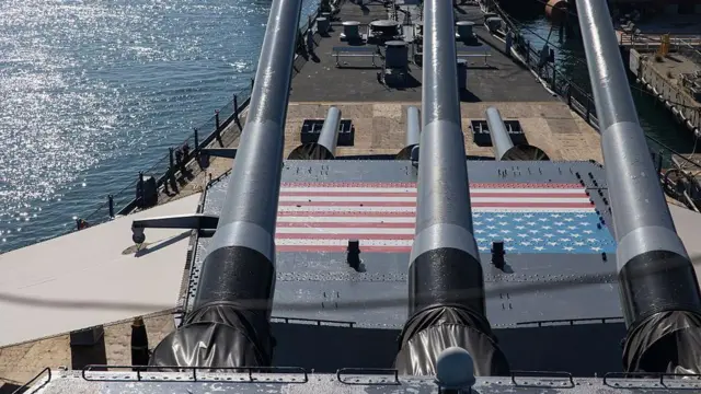 سان بيدرو، كاليفورنيا - ٧ ديسمبر: ميناء لوس أنجلوس كما يُرى من أعلى حاملة الطائرات الأمريكية "يو إس إس آيوا"