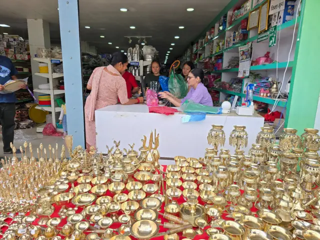 धनत्रयोदशीका दिन नयाँ भाँडाकुँडा किन्न गएका मानिसहरू