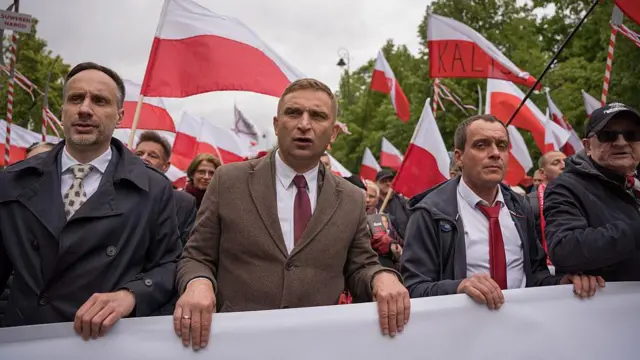 Robert Bakiewicz na marszu antyimigracyjnym w Warszawie, 10 maja 2025 r.