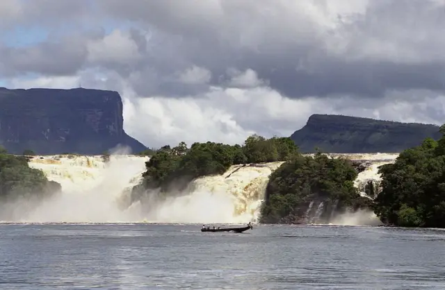 Cachoeira com montanha atrás