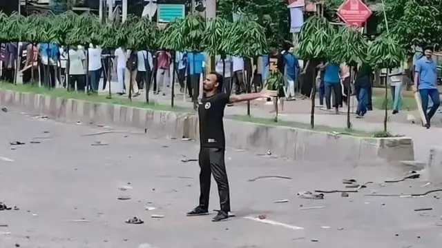 চব্বিশের জুলাইয়ে পুলিশের সামনে বুক চিতিয়ে দাঁড়িয়ে আবু সাইদ, পরে নিহত হন  - ফাইল ছবি
