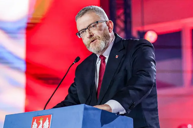 Grzegorz Braun, prezydent Konfederacji Korony Polskiej i kandydat na prezydenta, widziany na wiecu w Krakowie przed nadchodzącymi wyborami prezydenckimi