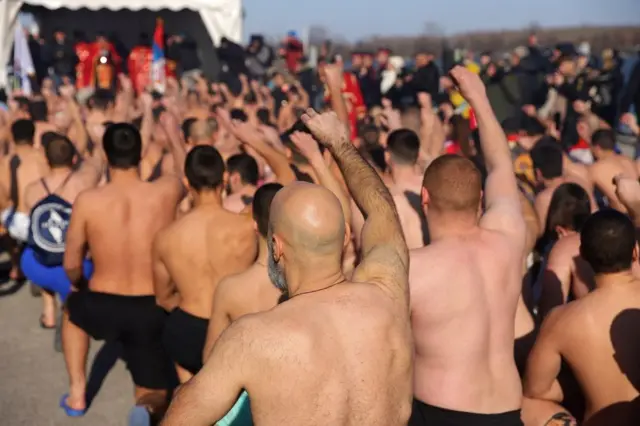 богојављање у земуну, пливање за часни крст у земуну на богојављање, девојка прва допливала до часног крста у земуну