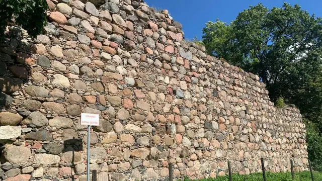 Ostaci tvrđave iz 13. veka nedaleko od centra Durbea