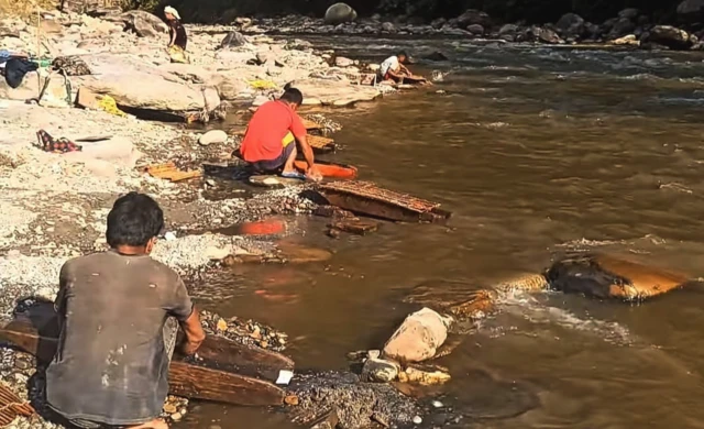 रोल्पामा बालुवामा सुन खोज्दै स्थानीय मानिसहरू 