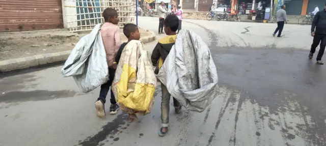 जलेश्वरमा अध्ययन गर्नुपर्ने उमेरमा कबाडी सामान खोज्न हिडेका बालकहरू