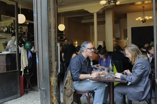 Suasana restoran Le Chateaubriand milik Koki Inaki Aizpitarte, terletak di distrik ke-11 di Paris, wilayah Ile de France, Prancis.