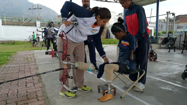 پایل ناگ اپنی بہن کے ساتھ