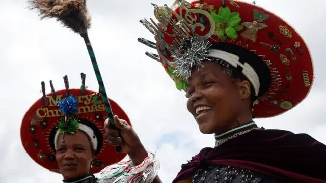 Wasu mata sun caɓa ado yayimn bikin sabuwar shekara a garin Msinga na Afirka ta Kudu ranar Juma'a...