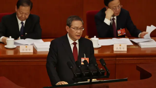 北京人民大會堂內中國總理李強（中）在向全國人大會議宣讀政府工作報告（5/3/2026）