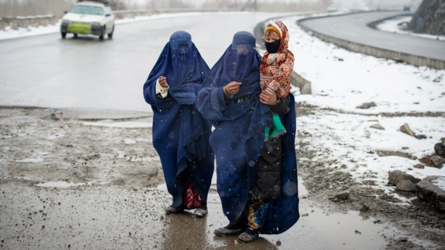 Mata sanye da burqa