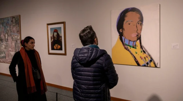 Andy Warhol'un Amerikan yerli hareketinin liderlerinden Russell Means portresi, Tahran Çağdaş Sanat Müzesi koleksiyonunda yer alıyor