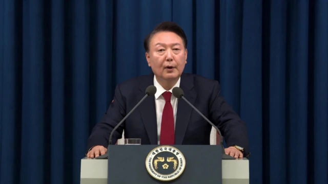 या फोटोत दक्षिण कोरियाचे राष्ट्राध्यक्ष यून सुक-योल दिसत आहेत.