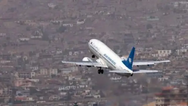 نمای هواپیمای آریانا بر فرار شهر کابل