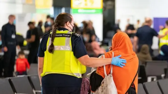 লন্ডনের হিথ্রো বিমানবন্দরে আফগানিস্তান থেকে আসা শরণার্থী