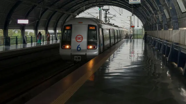 இந்தியா மெட்ரோ ரயில்களில் பில்லியன்களை கொட்டியும் எதிர்பார்த்த பயன் கிடைக்காதது ஏன்?