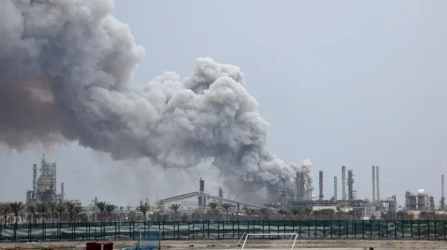 نمای دور از یک پالایشگاه که از آن دود عظیمی برخاسته