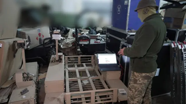 Инженеры 79-й бригады добавляют устройства для связи и приваривают конструкции роботам в мастерской