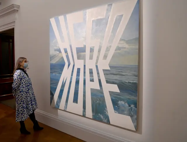  торги аукционного дома Sotheby's в Лондоне. На фото: картина Эрика Булатова "Небо и море" на пресс-показе торгов