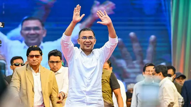 হাত নাড়ছেন বিএনপির চেয়ারম্যান তারেক রহমান