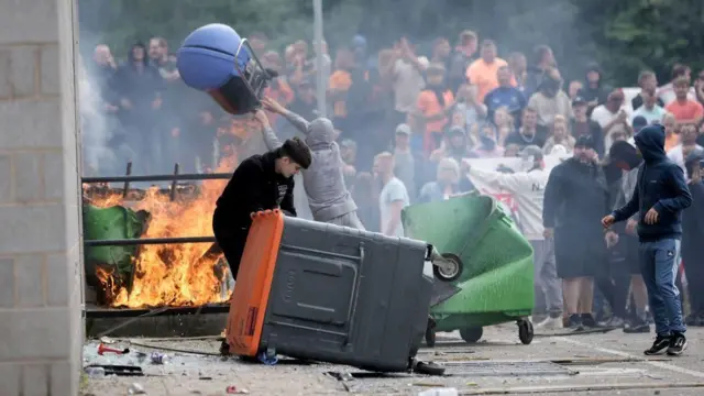 ሮተርሃም በነበረው አመጽ ስደተኞች የተጠለሉበት ሆቴል ጥቃት ተፈጽሞበታል