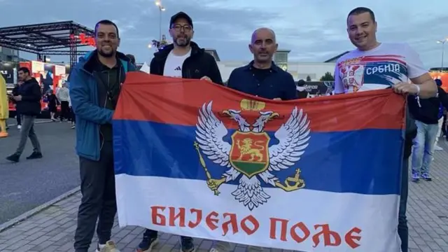 Miloš (desno) sa prijateljima i zastavom na kojoj je ispisano Bijelo polje