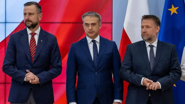Wicepremier i minister obrony narodowej RP Władysław Kosiniak-Kamysz (z lewej), wicepremier i minister cyfryzacji Krzysztof Gawkowski (w środku) oraz nowo mianowany minister spraw wewnętrznych i administracji Marcin Kierwiński (z prawej).