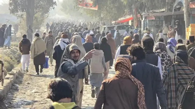 طالبان از مردم دعوت کرده بود برای تماشای این اعدام به استدیوم ورزشی قبل از ساعت ده خود را برسانند. ۲ دسامبر ۲۰۲۵