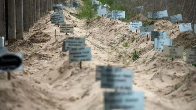 Makaburi yasiyo na alama huko Ukraine, ambapo vita vinaendelea kusababisha vifo vya watu wengi