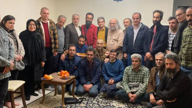 دیدار شماری از فعالان صنفی با کیوان صمیمی و فرهاد میثمی پس از آزادی آنها