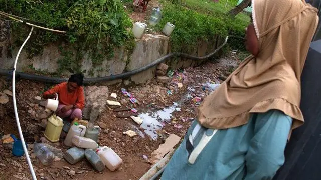 Warga mengumpulkan air sungai yang tersisa di bawah jembatan di Kecamatan Soropia, Konawe, Sulawesi Tenggara, Jumat (29/9/2023)