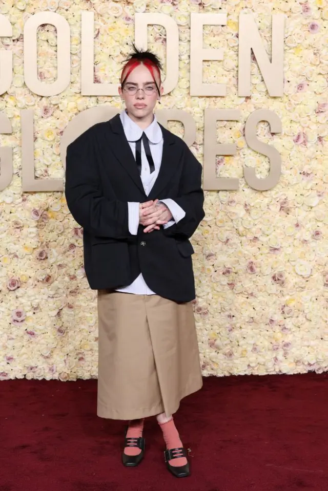 Біллі Айліш була в довгих червоних шкарпетках на цьогорічній церемонії нагородження "Золотих глобусів"