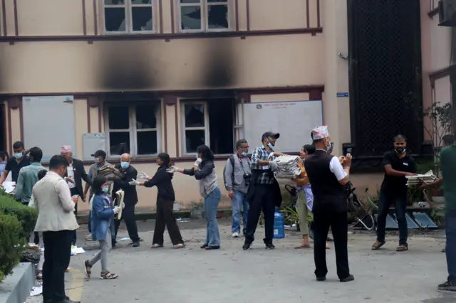 अदालतमा मिसिल सुरक्षित गर्दै अदालतका कर्मचारी