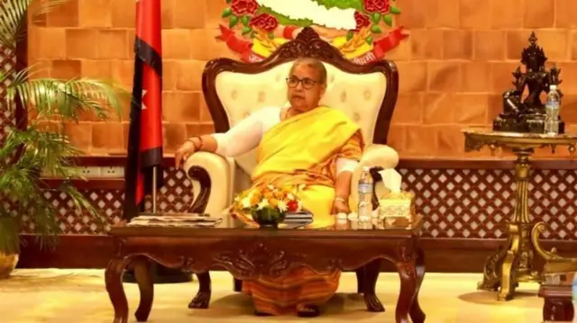 प्रधानमन्त्री शुसीला कार्की आफ्नो सरकारी निवास बालुवाटारमा भएको एउटा बैठकमा सहभागी हुने क्रममा। 