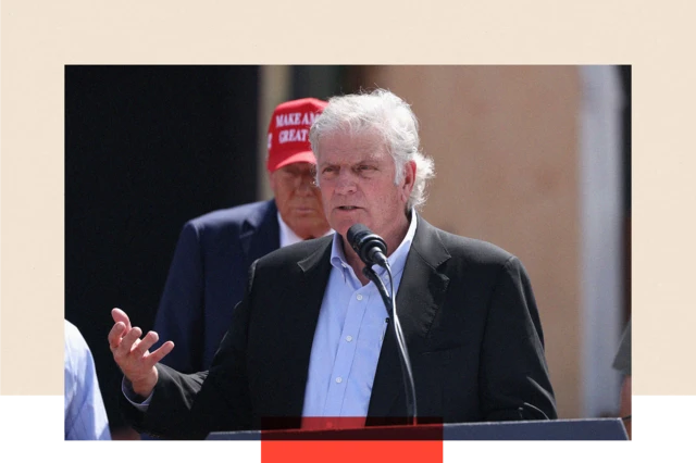 Franklin Graham falando ao lado de Donald Trump
