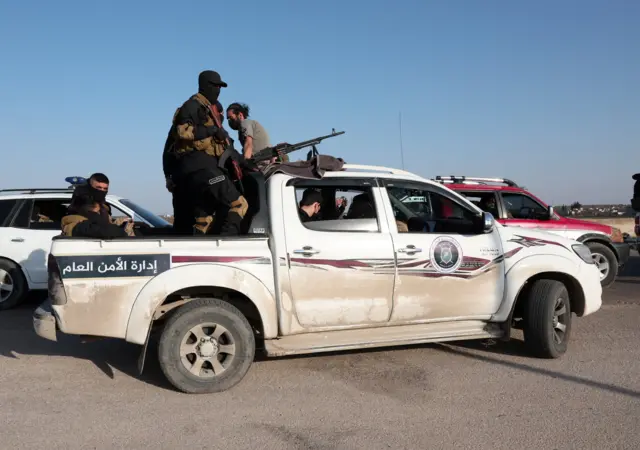 صورة تظهر مركبة تابعة لإدارة الأمن العام في سوريا أثناء توجهها إلى مدينة اللاذقية.