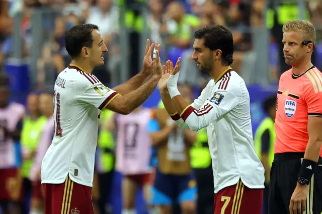 Pemain Spanyol Mikel Oyarzabal (kiri) digantikan oleh Ferran Torres dalam pertandingan semifinal Piala Dunia FIFA 2026 antara Prancis.