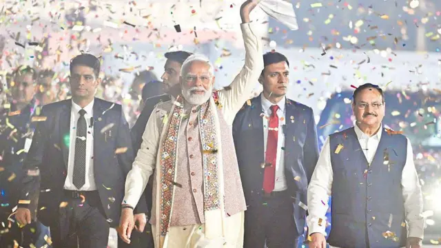 बिहार विधानसभा चुनाव में जीत के बाद पीएम मोदी बीजेपी हेडक्वार्टर में 