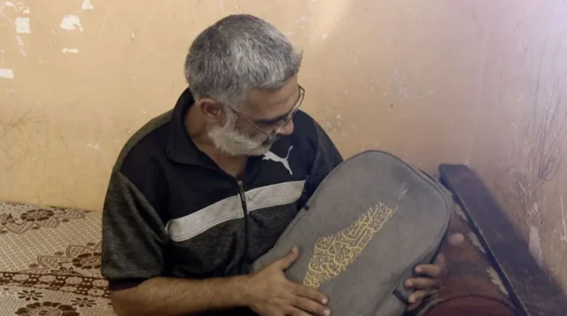 ዲአ የልጁን ቦርሳ አቅፎ ተቀምጧል