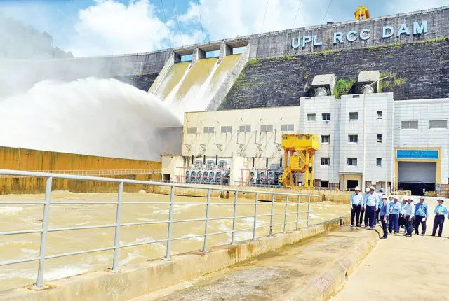 ပြင်ဆင်လို့ မပြီးသေးချိန်မှာ လျှပ်စစ်ထုတ်ပေးတာ ရပ်ထားရတဲ့ အထက်ပေါင်းလောင်းဆည်