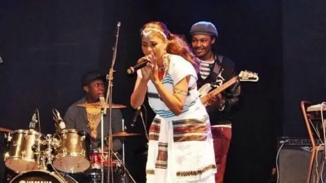 Art. Dirribee Gadaa waltajjiirraa uffata aadaatiin yoo welliftu, duuba ishee kanneen dhiironni lama meeshaa muuziqaa taphatanii fi meeshaan muuziqaa ni mu'ata.