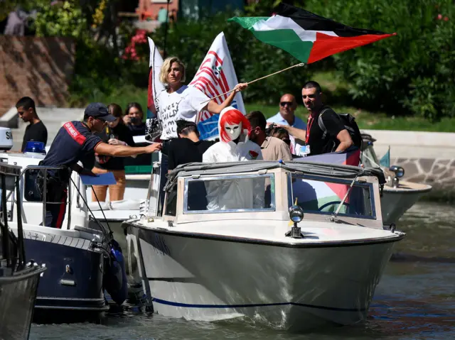 تلوح الممثلة الإيطالية آنا فوغلييتا بالعلم الفلسطيني على متن قارب بخاري إلى جانب ناشطين آخرين دعماً للشعب الفلسطيني وغزة، ودعماً لأسطول الصمود العالمي، خلال مهرجان البندقية السينمائي الثاني والثمانين في البندقية، إيطاليا، 4 سبتمبر/أيلول 2025