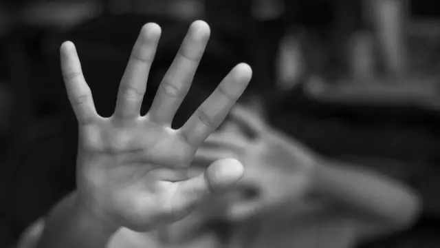 በእጇ የሚደርስባትን ጥቃት የምትከላከል ሴት