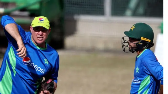 પાકિસ્તાની ટીમના કોચ મૅથ્યૂ હેડન મોહમ્મદ હૅરિસને ટિપ્સ આપતાં