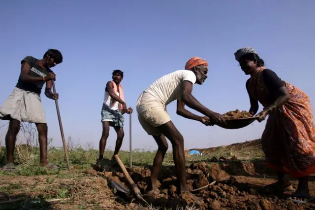 ఉపాధి హామీ, ఎన్డీఏ, యూపీఏ, కేంద్ర, రాష్ట్ర ప్రభుత్వాలు