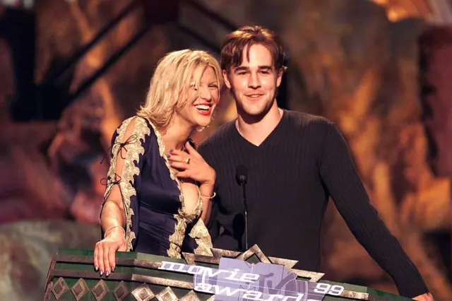 Courtney Love ve James Van Der Beek, 5 Haziran 1999'da California'nın Santa Monica kentindeki Barker Hangar'da düzenlenen 1999 MTV Movie Awards töreninde