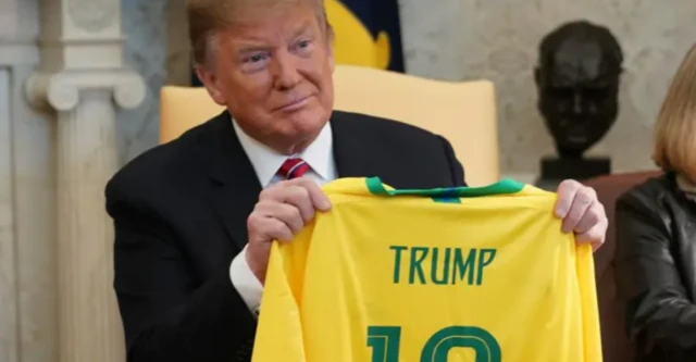 Donald Trump exibe camiseta da seleção brasileira de futebol com seu nome estampada